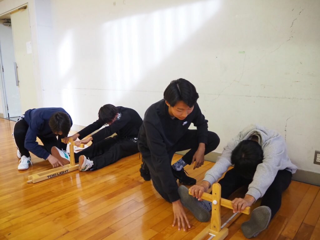 地域に根差したスポーツクラブと連携し、様々なスポーツの指導法を学ぶ。